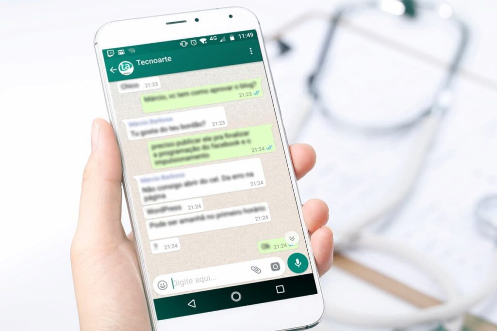 Profissional da saúde fazendo atendimento médico pelo WhatsApp.