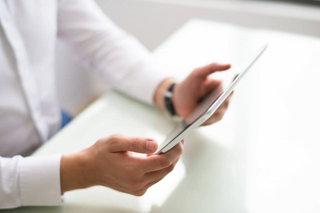 Médicos x YouTube: profissional da saúde usando um tablet para promover o trabalho no YouTube.
