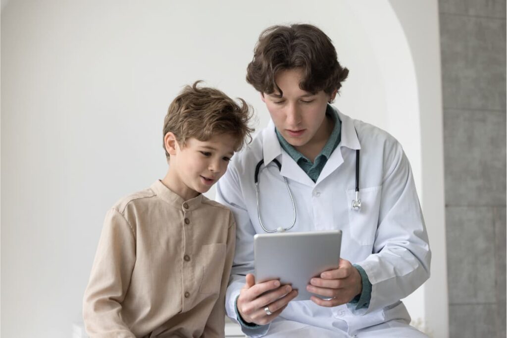 Médico mostrando a gestão de Multi Agenda para paciente.
