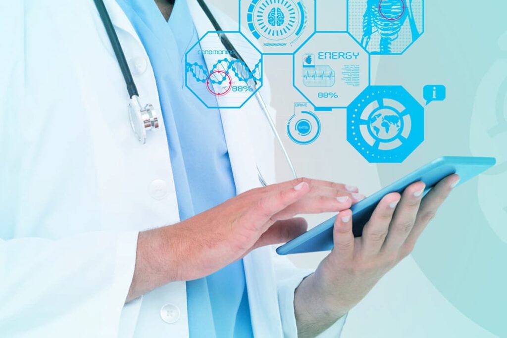 Profissional da saúde fazendo prescrição digital no tablet.