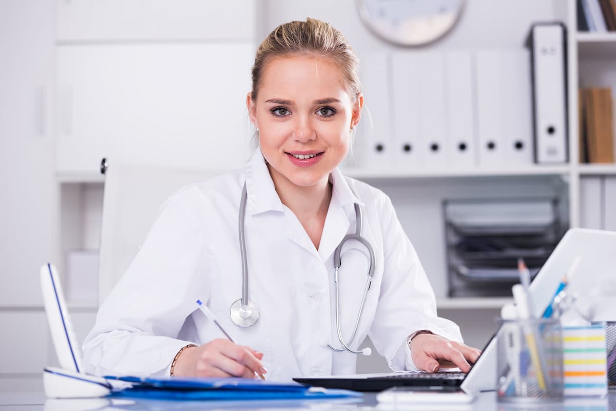 Profissional da saúde sorridente analisando como expandir linhas de crédito no consultório médico.