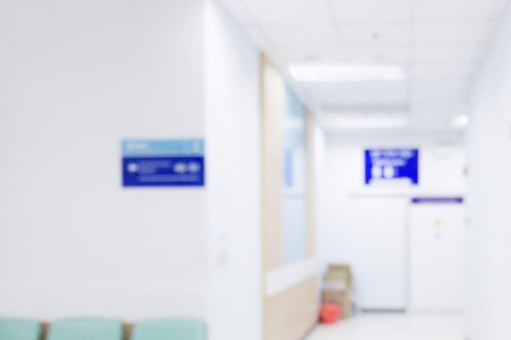 Imagem com sinalização para clínicas médicas em um corredor.