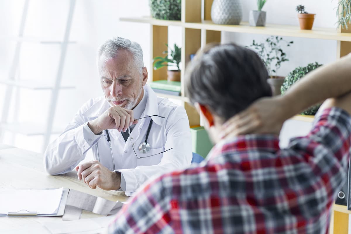 Médico e pacientes desconfortáveis, simbolizando inadimplência médica.