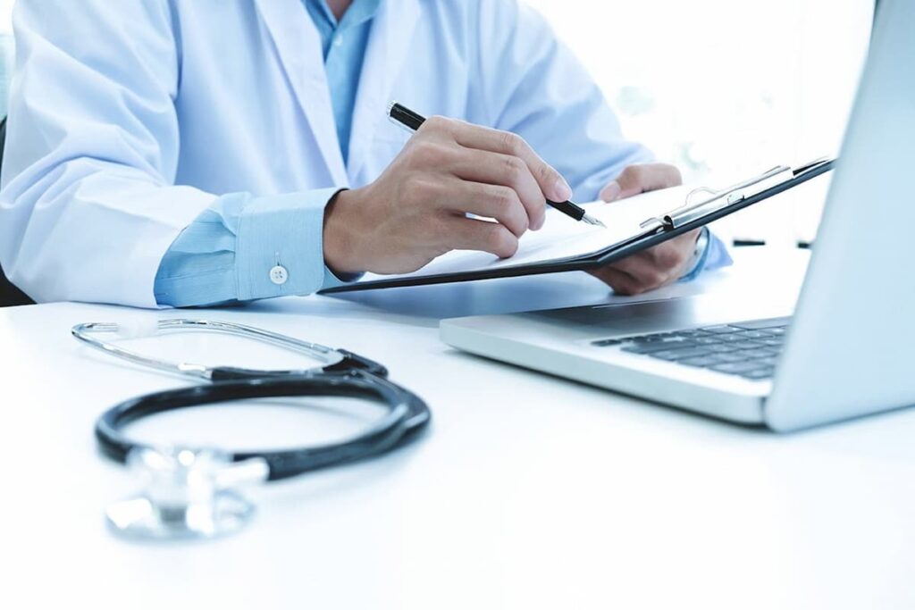 Médico usando um tablet para criar uma persona do marketing médico.