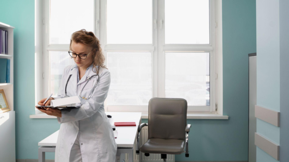Médica usando jalecos brancos e estetoscópios, transmitindo autoridade e empatia.