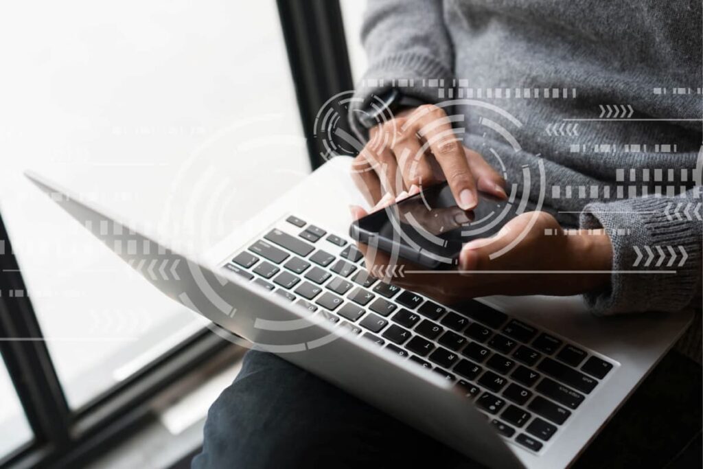 Pessoa usando laptop com ícones digitais sugerindo agendamento online.