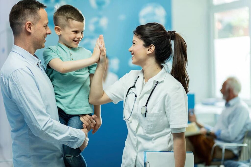 Médicos aprimorando o relacionamento com pacientes.