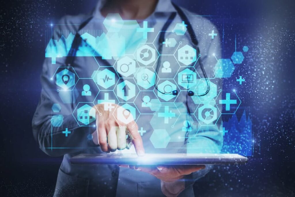 Médico segurando tablet com ícones de saúde e símbolos de dados seguros, representando certificado-digital.