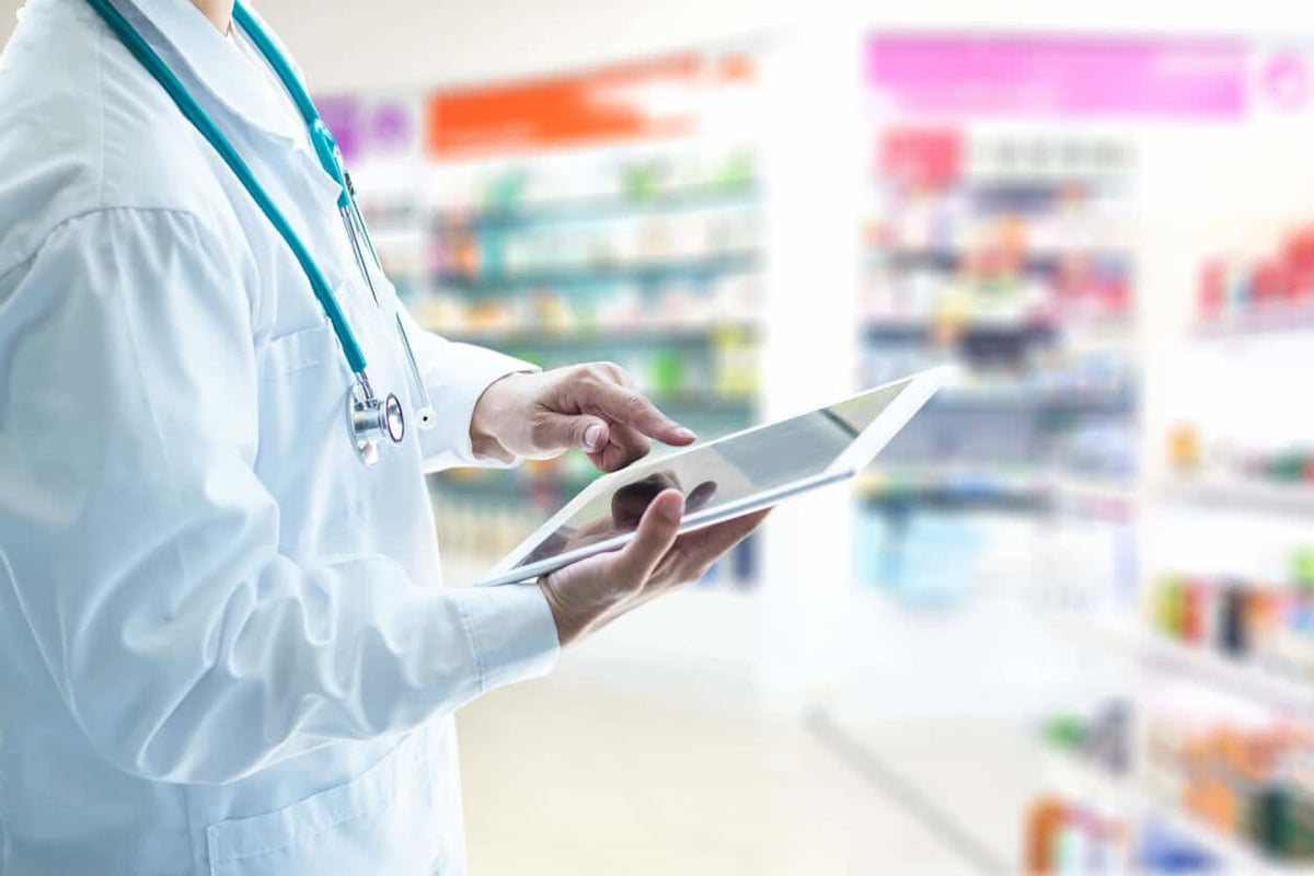 Profissional da saúde fazendo uma prescrição digital para pacientes.