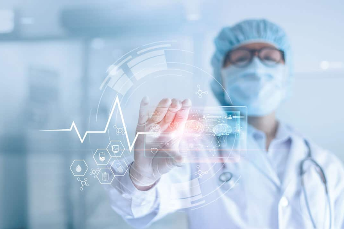 Médico interagindo com interfaces digitais futuristas, representando a tecnologia na medicina.