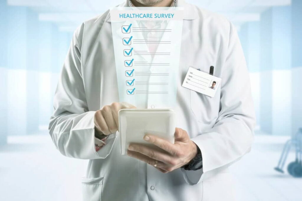 Médico fazendo o cadastro de pacientes.