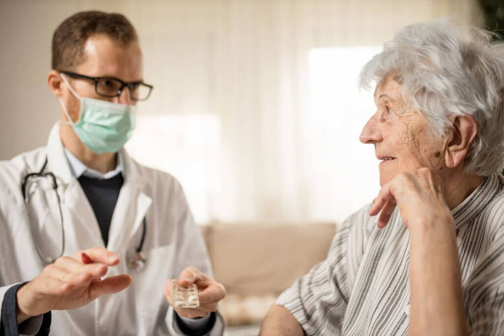 Médico atendendo paciente do grupo de risco de Covid-19.