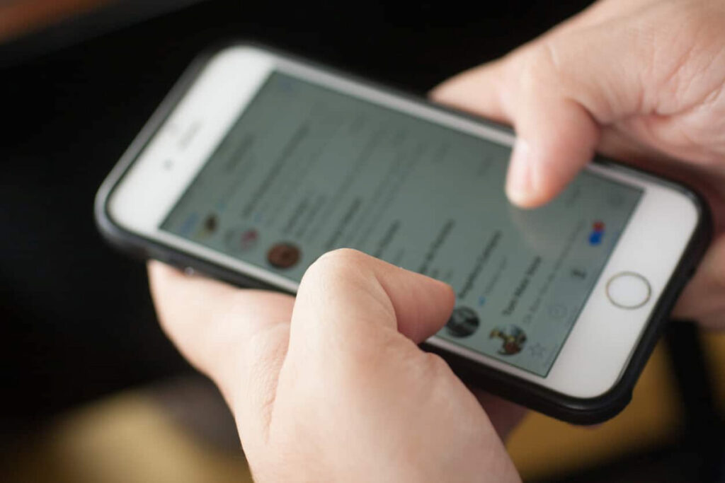 Médico usando Whatsapp para atendimento médico no celular.
