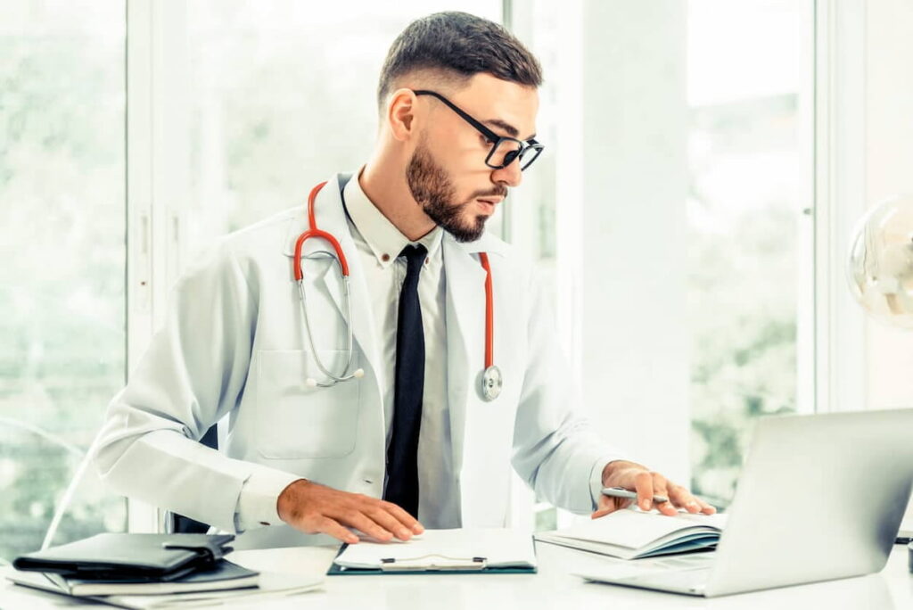 Médico pesquisando os benefícios do prontuário eletrônico para gerenciar melhor sua clínica médica.