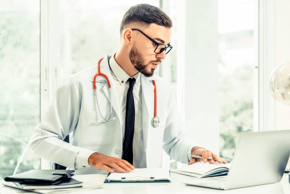 Médico pesquisando os benefícios do prontuário eletrônico para gerenciar melhor sua clínica médica.