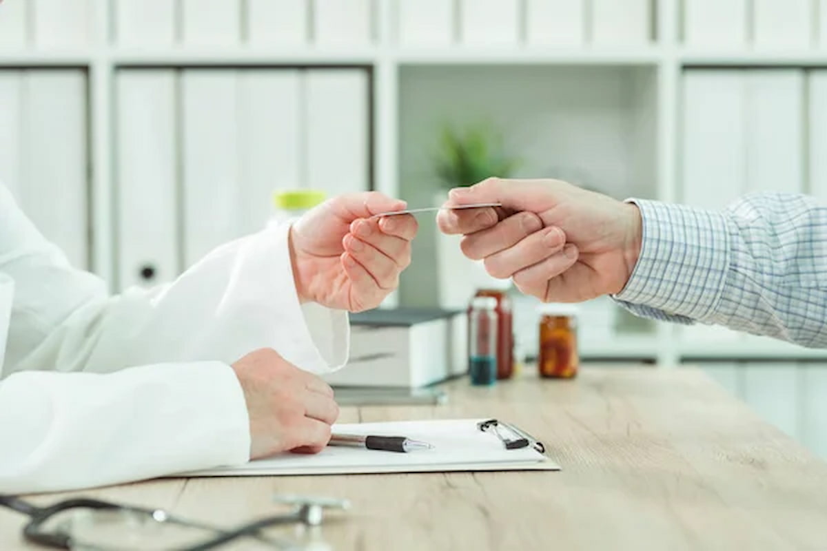Médico fazendo o credenciamento do escritório a um plano de saúde.