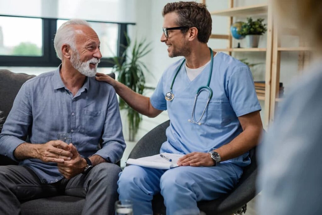 Médico e paciente lado a lado conversando sobre elegibilidade de pacientes.