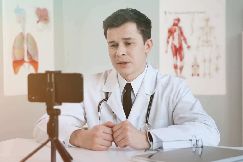 Profissional da saúde fazendo live do Facebook para médicos.