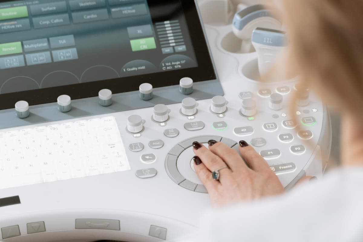 Profissional de saúde representando a tecnologia na medicina.