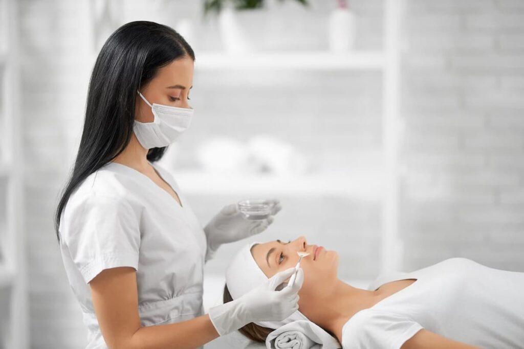 Profissional utiliza sistema de gestão em clínica de estética para organizar atendimentos e tratamentos.