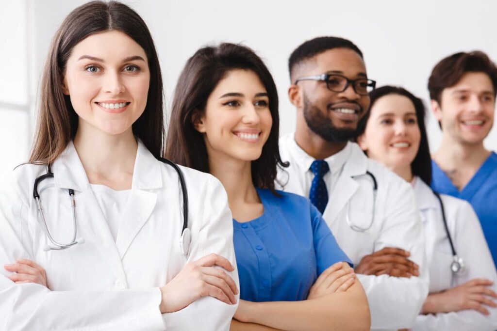 Grupo de profissionais de saúde em fila, representando repasse médico.