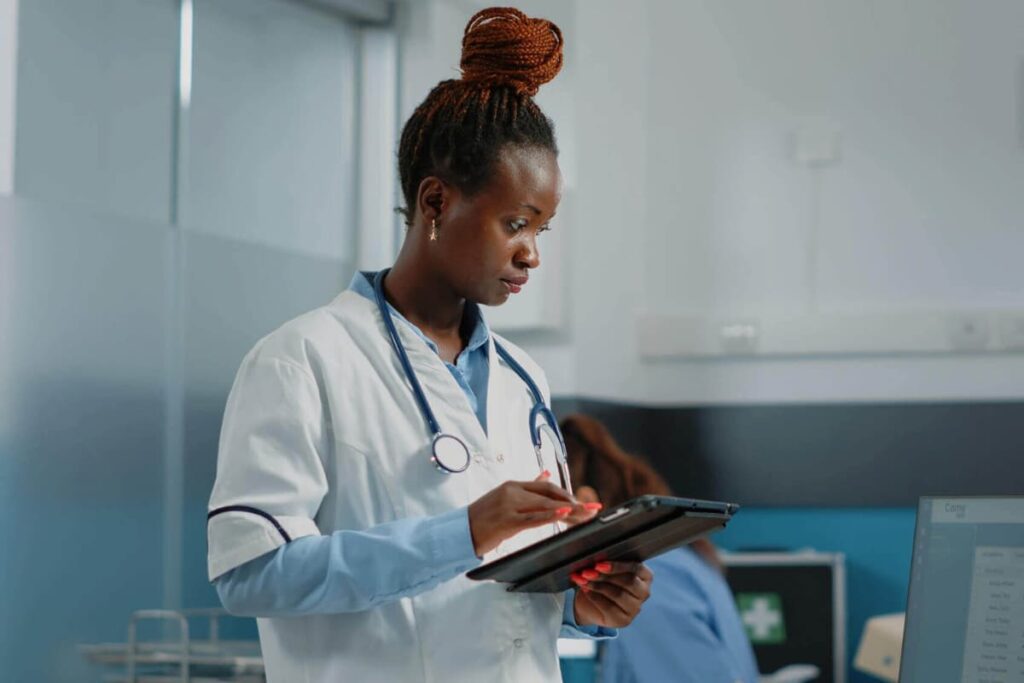 Profissional de saúde fazendo a assinatura digital para médicos.