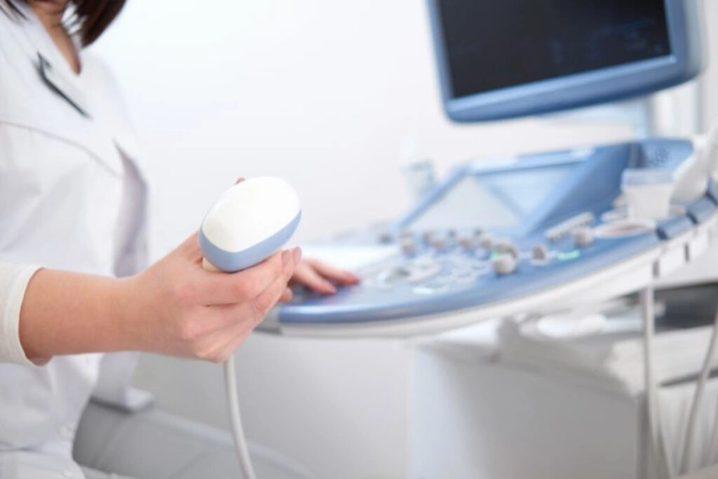 Profissional de saúde com ultrassom, destacando as tecnologias em saúde.