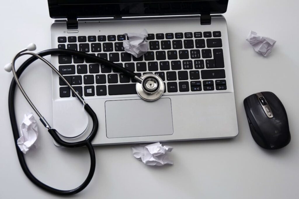 Estetoscópio sobre teclado de laptop, indicando a transição para receita médica digital.