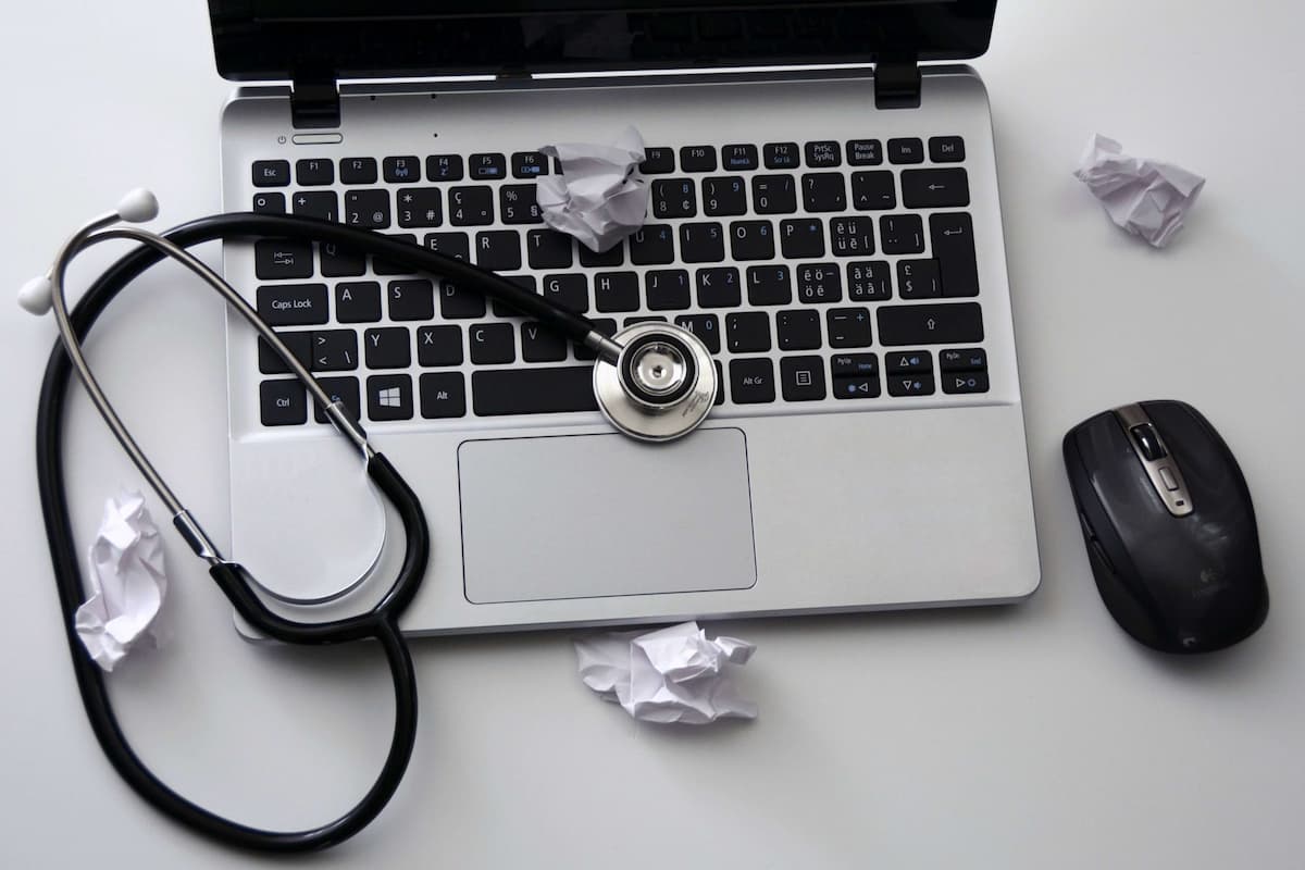 Estetoscópio sobre teclado de laptop, indicando a transição para receita médica digital.
