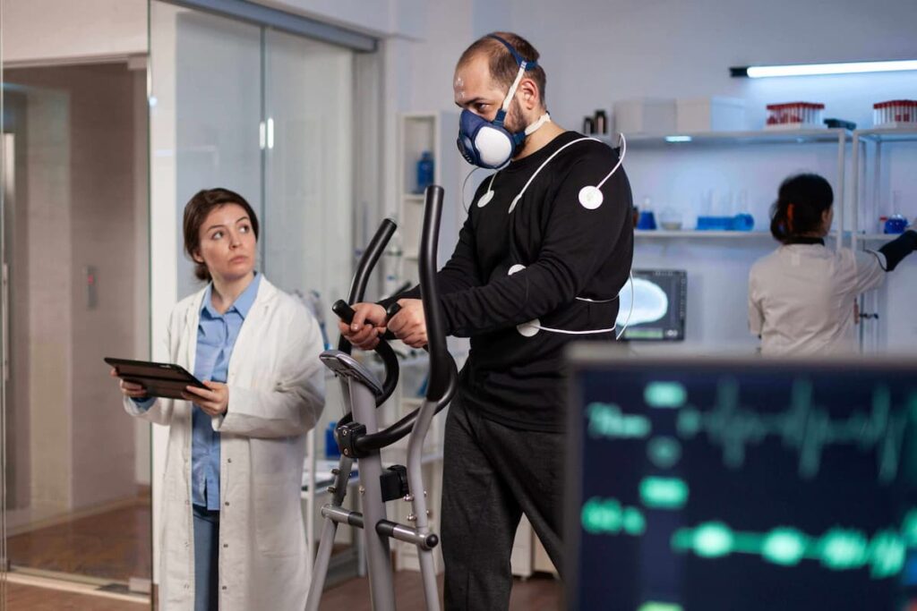 Um médico realizando uma avaliação médica em um paciente usando equipamento de reabilitação.