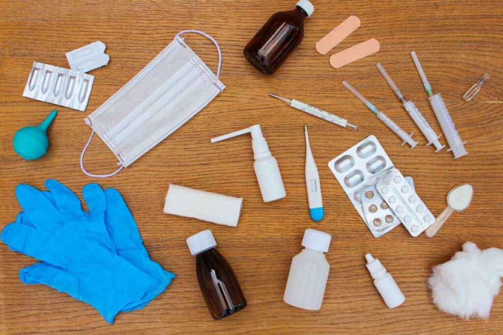 Imagem com materiais descartáveis para clínicas, como seringas e luvas.