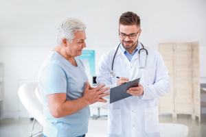 Paciente sendo atendido por profissional médico. Imagem ilustrativa para texto AAFR.
