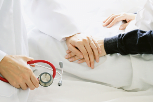 médico realizando atendimento de paciente. Imagem ilustrativa para texto AAFR.