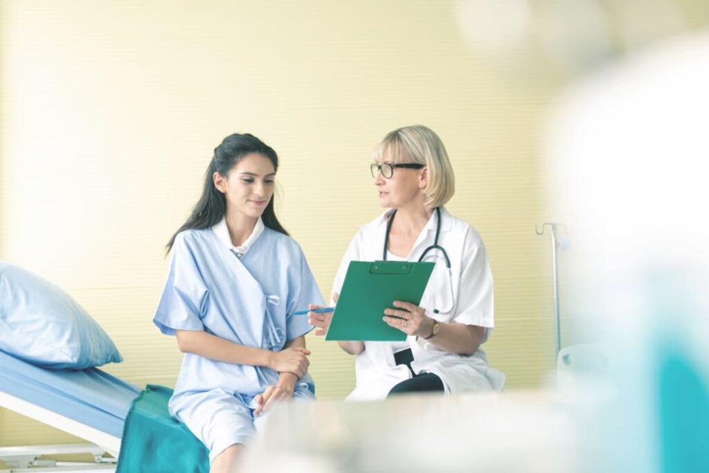 Médica conversando com paciente, colocando em prática a medicina personalizada.