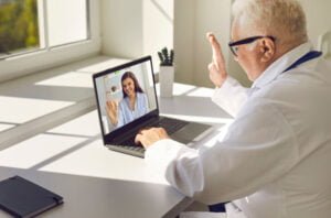 médico e paciente em atendimento virtual.