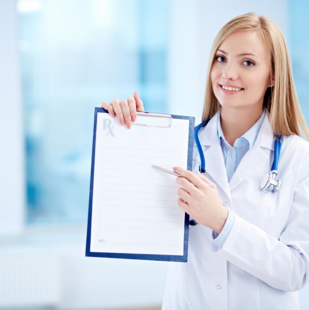 Médica segurando um modelo atestado médico.
