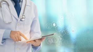 Médico conferindo informações em tablet, seguindo o Sigilo médico.
