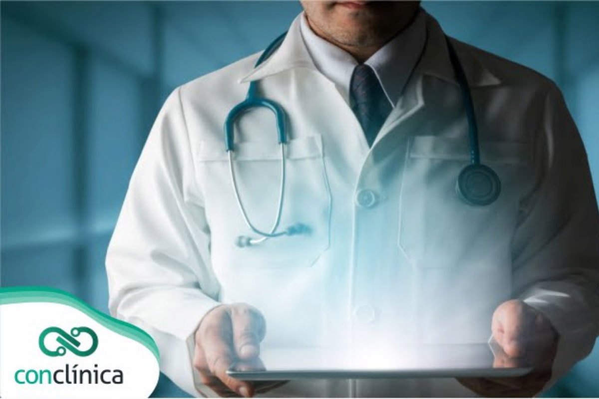 médico segurando um tablet seguindo os princípios de Sigilo médico.