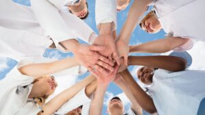 Médicos felizes e reunidos. Imagem ilustrativa para texto confirmação de consultas.