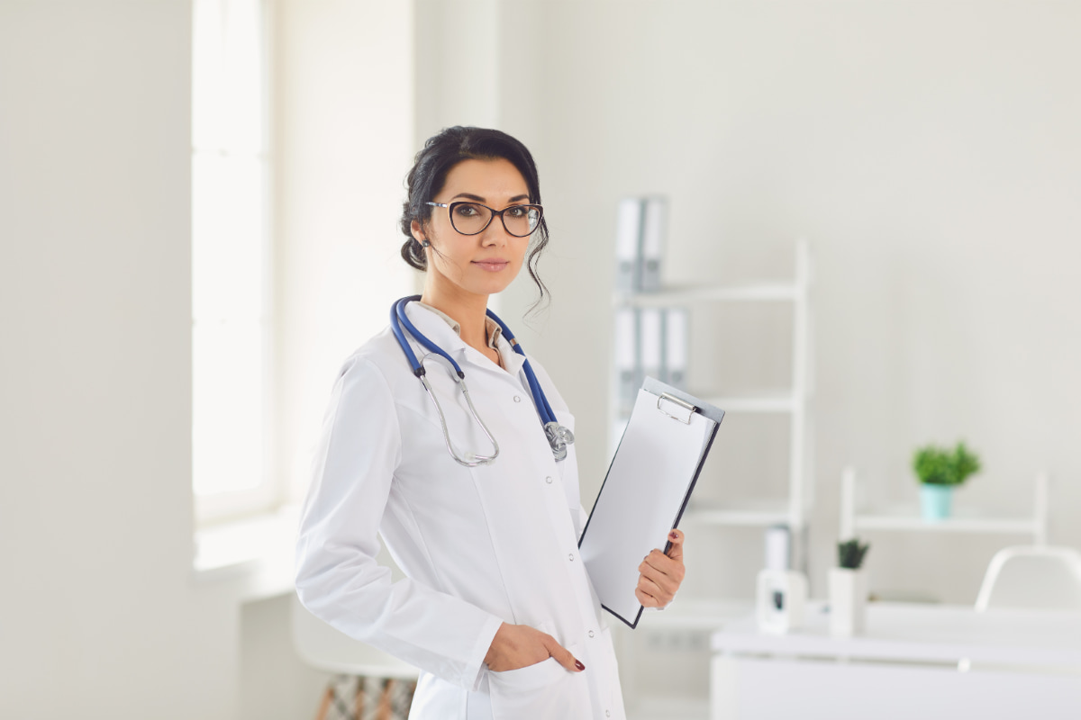 Médica segurando uma prancheta com confirmação de consultas.