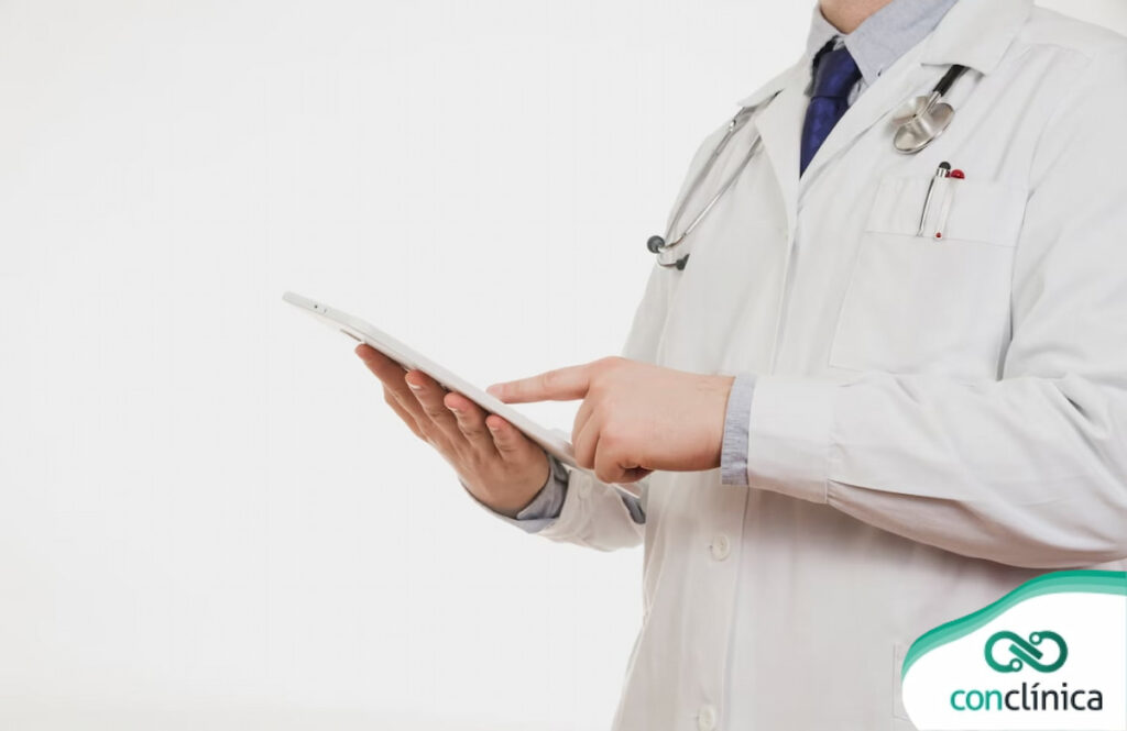 Profissional de saúde fazendo análises clínicas em um tablet.