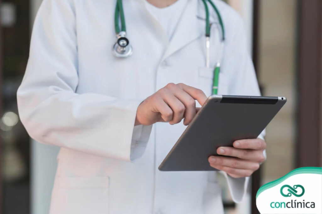 Médico usando um tablet para fazer a automação de processos.
