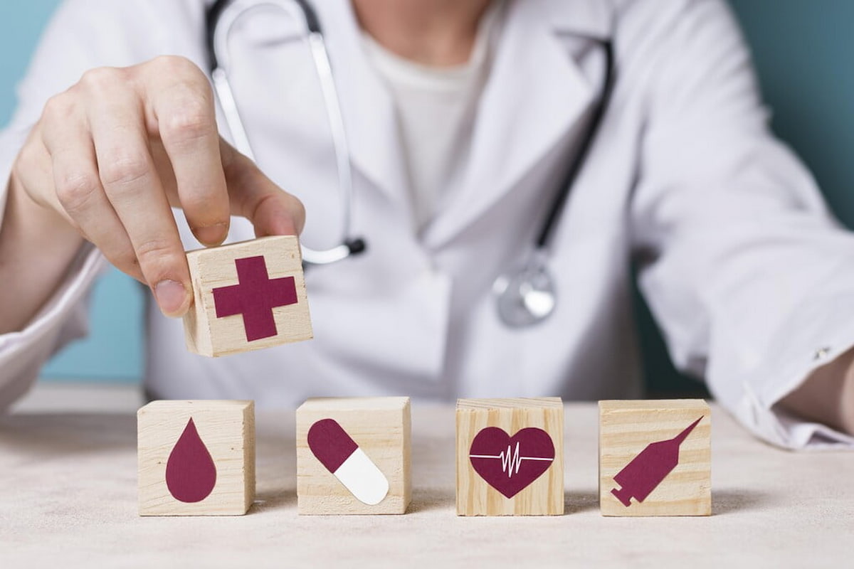 Médica de jaleco branco com estetoscópio no ombro e verificando o código de ética médica.