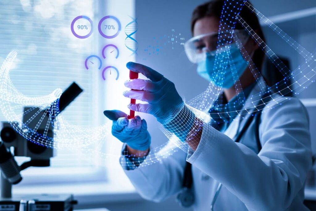 Biomédica com jaleco branco, máscara e óculos de proteção. Na frente dela, existe um microscópio com a tecnologia na saúde.