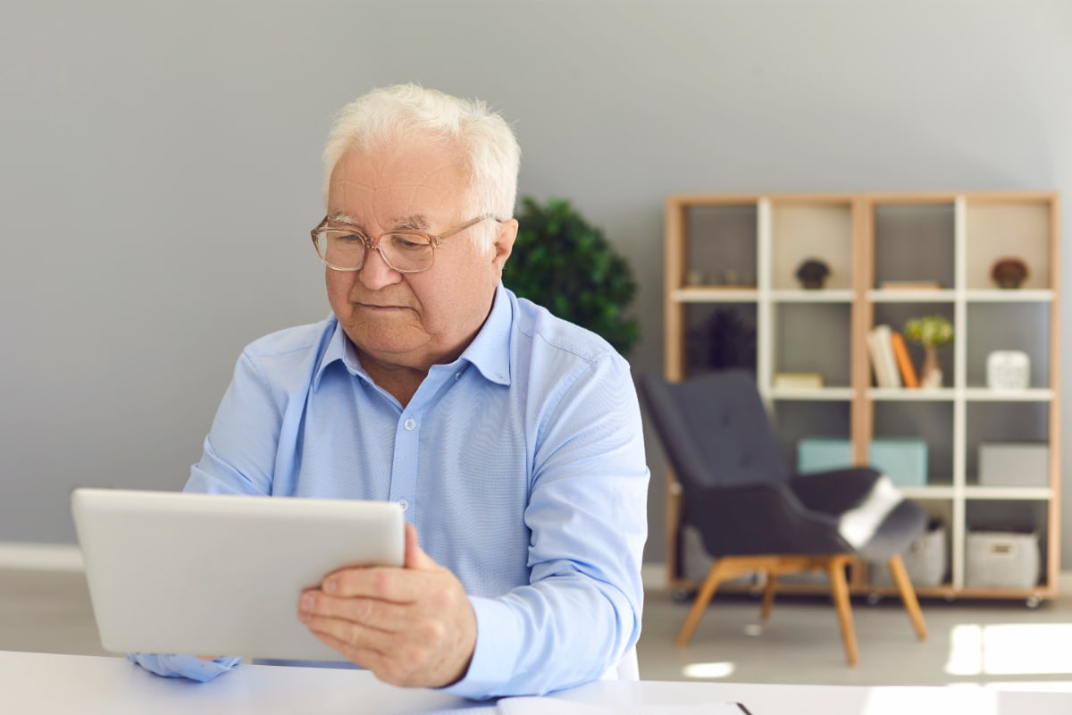 Médico fazendo agendamento online.