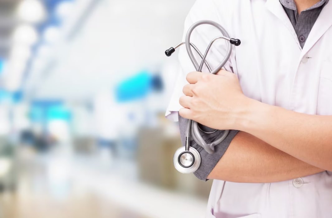 médico segura seu estetoscópio após residência em clínica médica