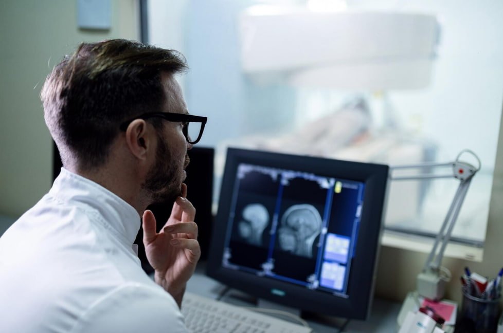 riscos ocupacionais na radiologia médico toma cuidado ao realizar o procedimento