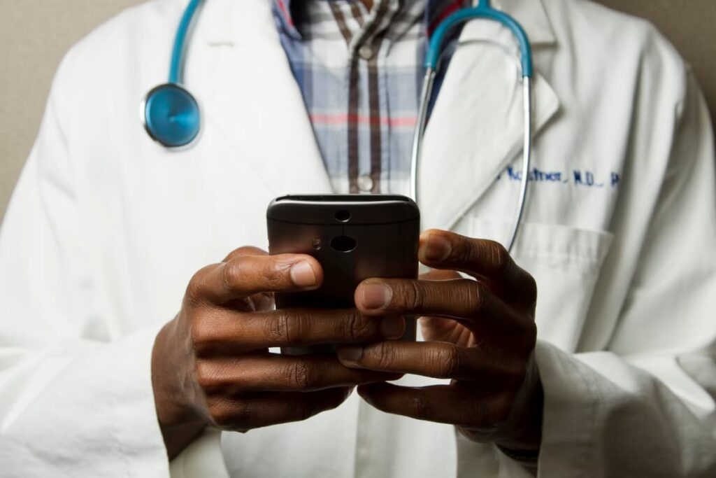 médico pesquisando como fazer uma live no instagram