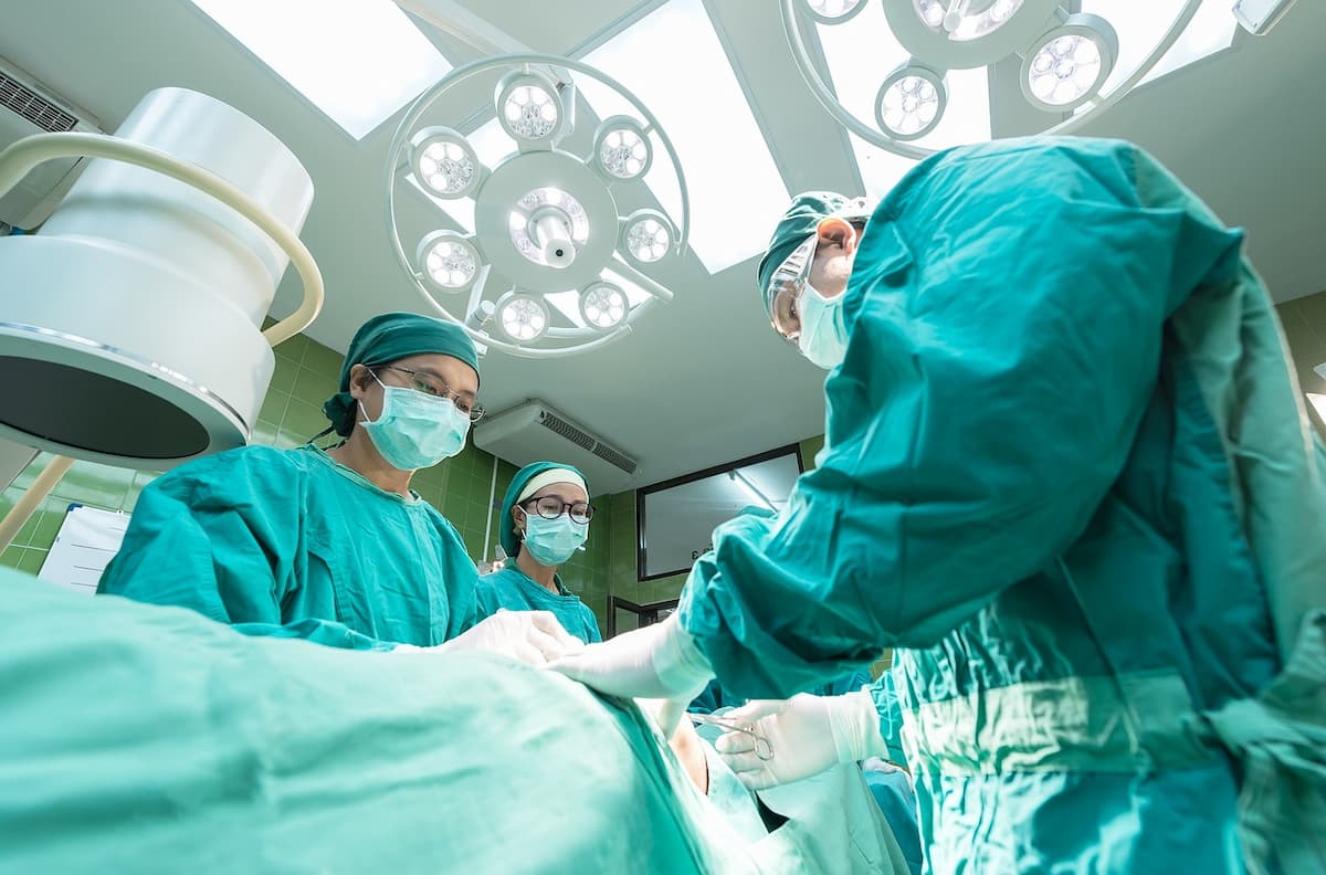 Fotografia de uma equipe médica realizando uma operação de acordo com a lei do ato médico.