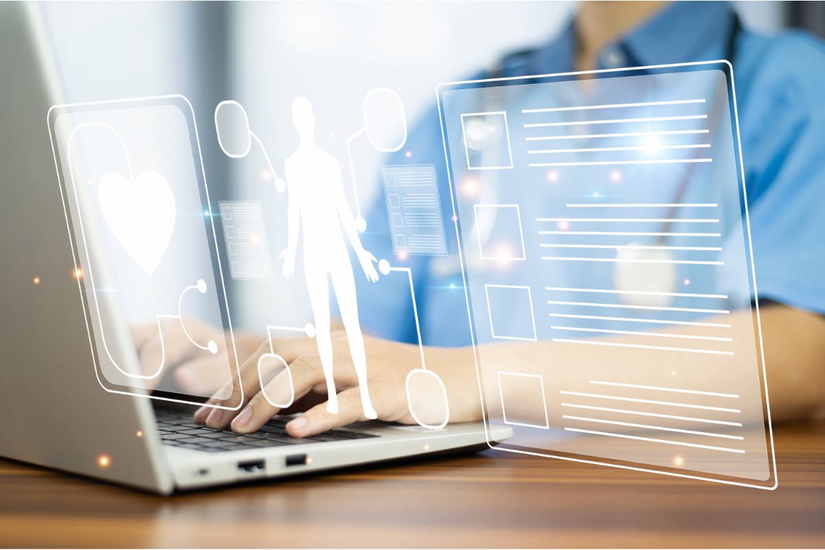 Imagem de healthtech com silhuetas humanas e ícones de saúde sobre um laptop e tela digital.
